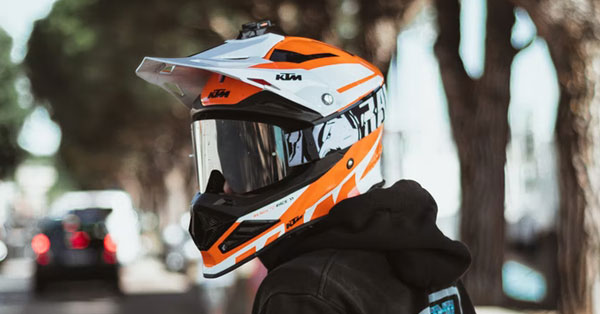 Quelle est la différence entre un casque de moto et un casque de motocross ?
