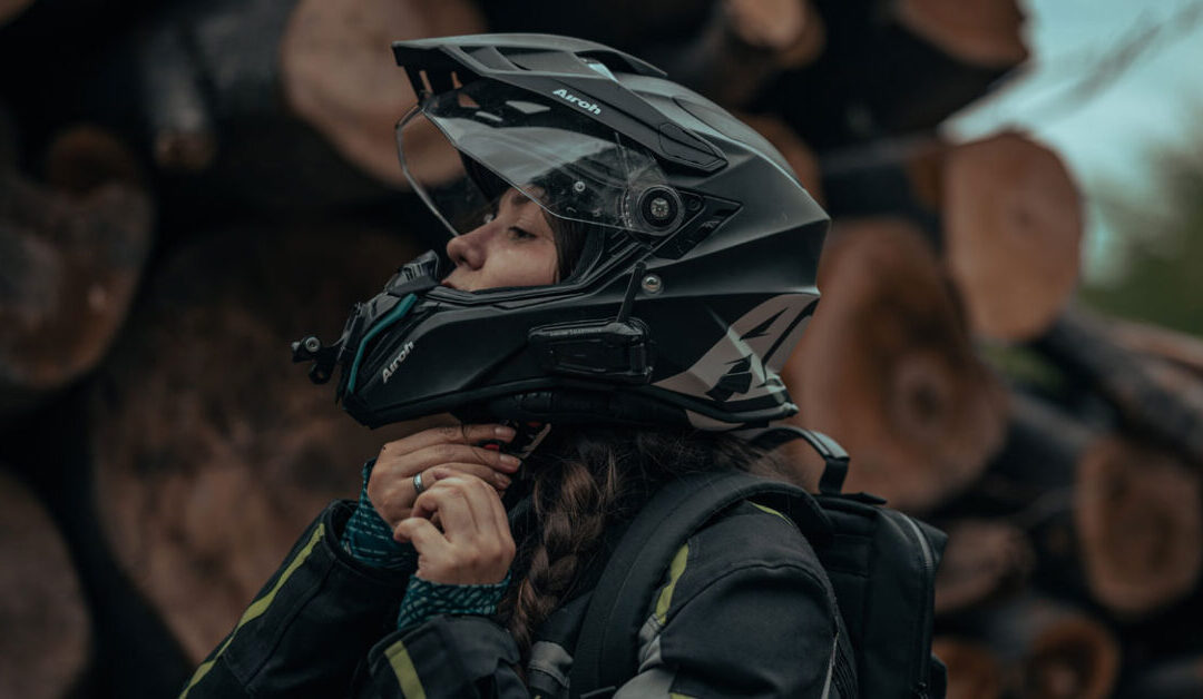 Casque moto qui colle
